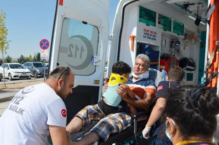 Takla atan otomobilde sıkışanları yoldan geçen ambulans şoförü ve sağlık görevlisi kurtardı