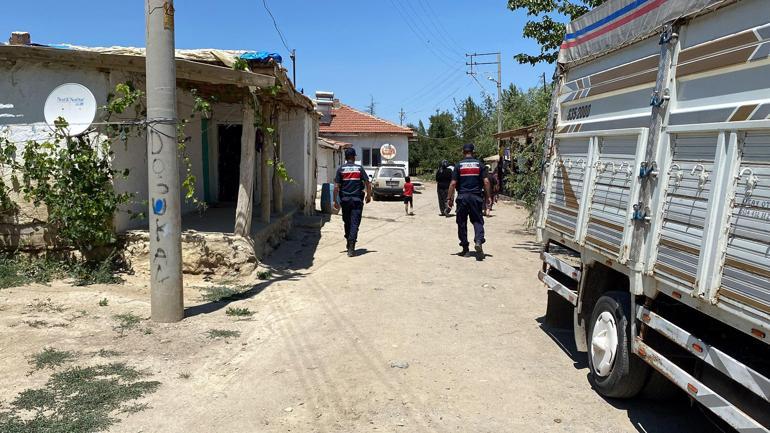 Boşanmak isteyen eşini tabancayla başından vurdu