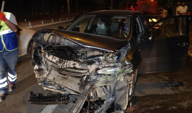 Kaza yapan otomobile çarpmamak için şerit değiştirirken aydınlatma direğine çarptı; 2 yaralı