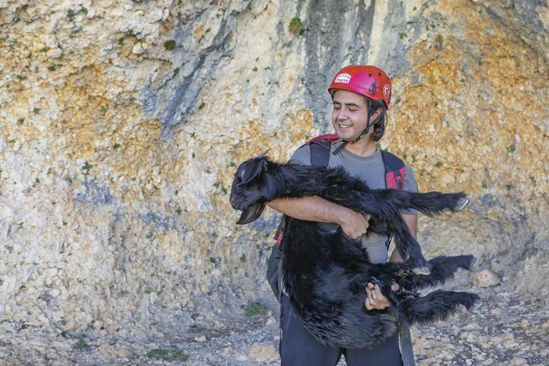 15 metrelik çukura düşen keçiyi itfaiye kurtardı