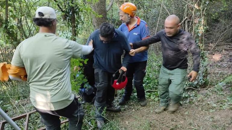 Ağaca takılan yamaç paraşütçüsünü AFAD ekipleri kurtardı