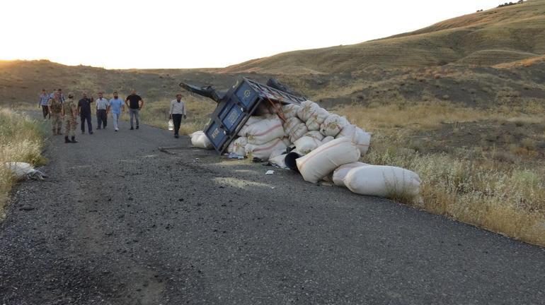 Traktörün saman yüklü römorku devrildi: 2 yaralı