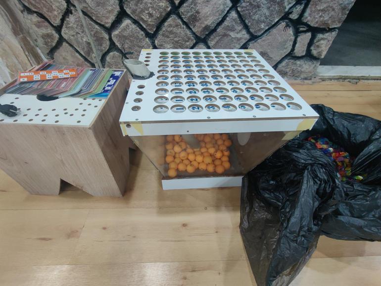 İzmirde 2 kahveye kumar baskını; 82 kişiye 149 bin lira ceza