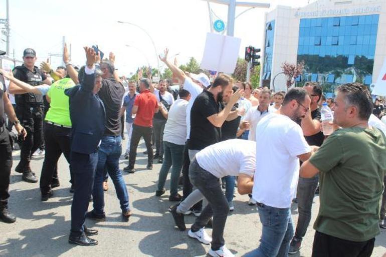 Kocaelide servisçilerden belediye önünde P plaka eylemi