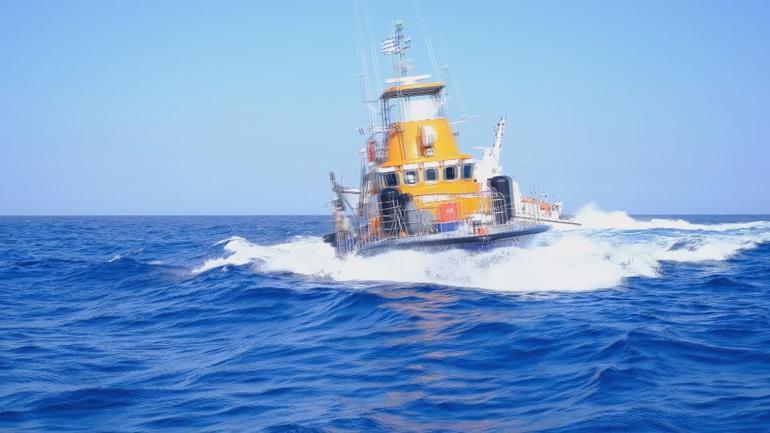 Deniz Kuvvetleri Kupasında yarışan tekneye Yunan tacizini Sahil Güvenlik Botu önledi