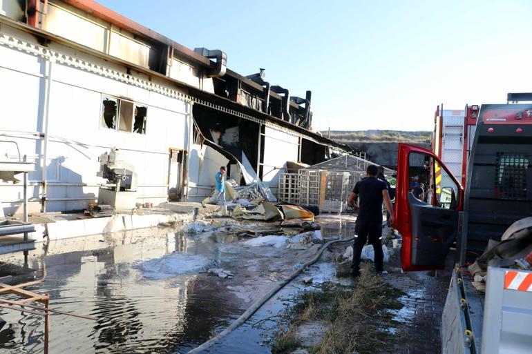 Sucuk imalatı yapılan fabrikada çıkan yangın söndürüldü