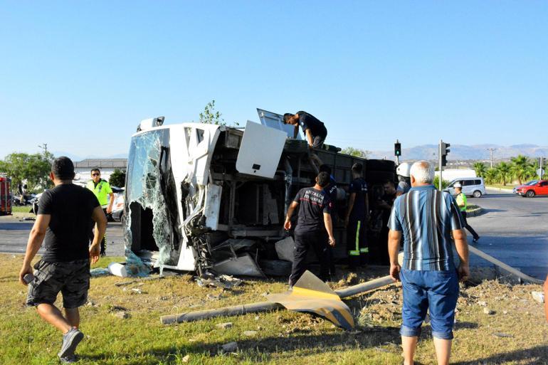 Manavgatta servis midibüsü ile kamyonet çarpıştı: 5 yaralı