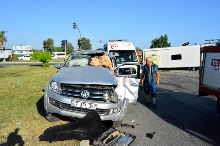 Manavgatta servis midibüsü ile kamyonet çarpıştı: 5 yaralı