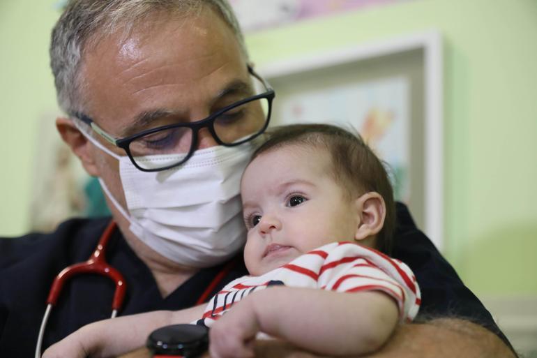 Organları göğüs kafesinde doğan Lena bebeğe hayat veren dokunuş