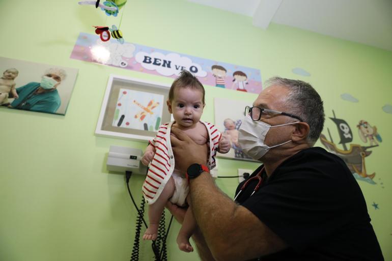 Organları göğüs kafesinde doğan Lena bebeğe hayat veren dokunuş