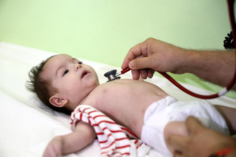 Organları göğüs kafesinde doğan Lena bebeğe hayat veren dokunuş