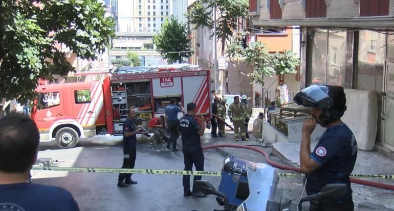 Küçükçekmecede 4 katlı binada yangın