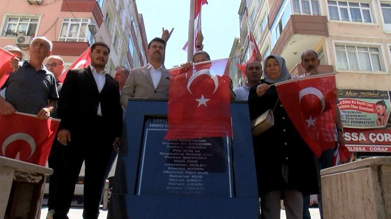 Güngörende bombalı saldırıda hayatını kaybedenlerin yakınları anıt önünde toplandı