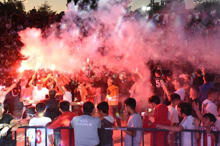Sivasspor taraftarları, Süper Kupa maçını dev ekrandan takip ediyor