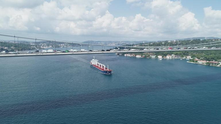 Razoni gemisi 2 saatte İstanbul Boğazından geçti