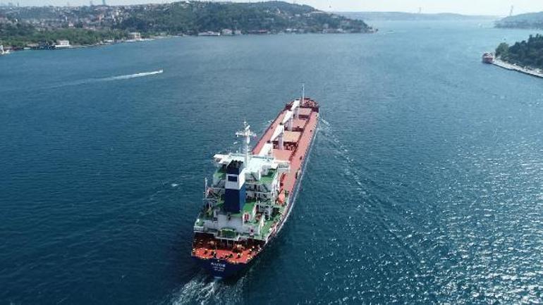 Razoni gemisi 2 saatte İstanbul Boğazından geçti