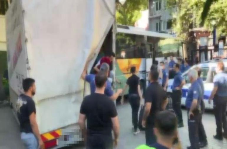 15 Temmuz Şehitler Köprüsünde durdurulan kamyonetten 56 kaçak göçmen çıktı