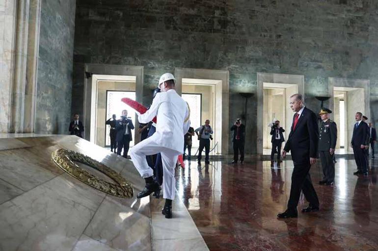 Cumhurbaşkanı Erdoğandan YAŞ üyeleri ile Anıtkabir ziyareti