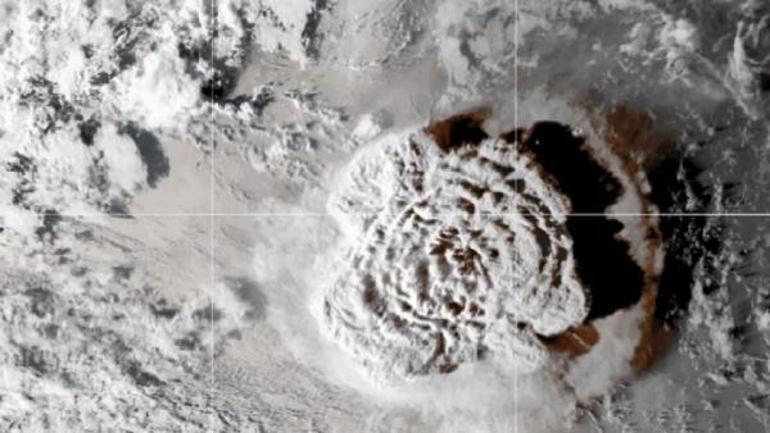 NASA: Tonga’daki yanardağ stratosfere eşi görülmemiş miktarda su buharı püskürttü
