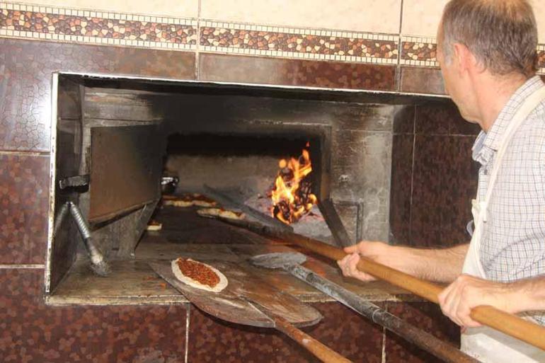320 derece fırın ateşinin karşısında ekmek mücadelesi