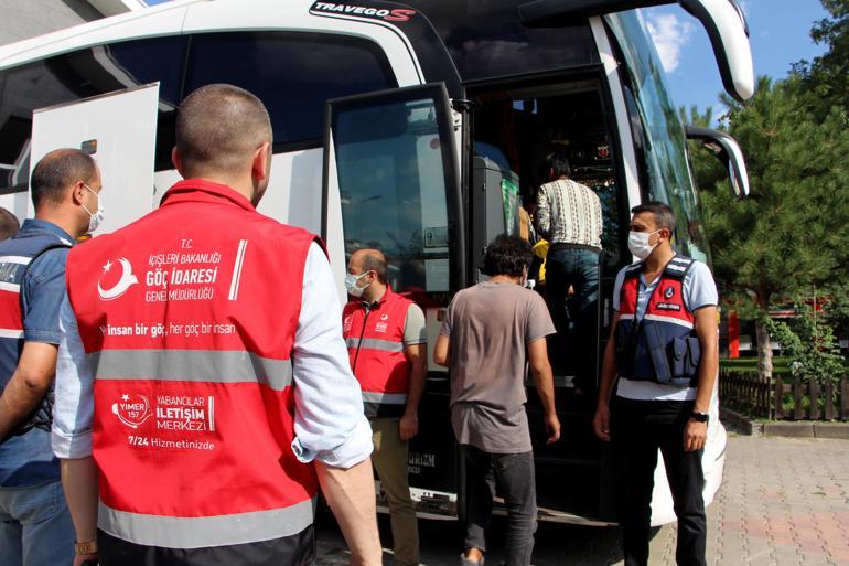 Afgan uyruklu 227 kaçak göçmen, sınır dışı edilmek üzere Edirneden İstanbula gönderildi