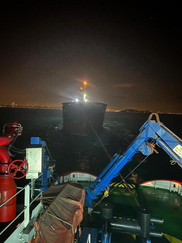 İstanbul Boğazında arıza yapan gemi kurtarılarak demirletildi