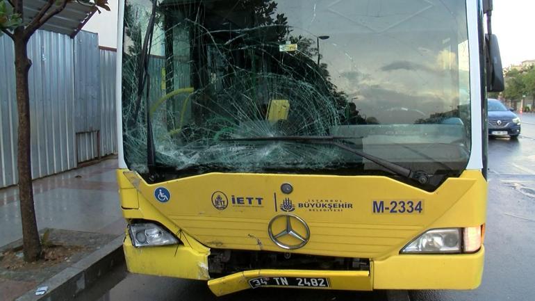 Üsküdar’da İETT otobüsü elektrik panosu ve direğe çarptı