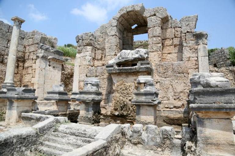 Antik çeşmeden 1800 yıl sonra su aktı