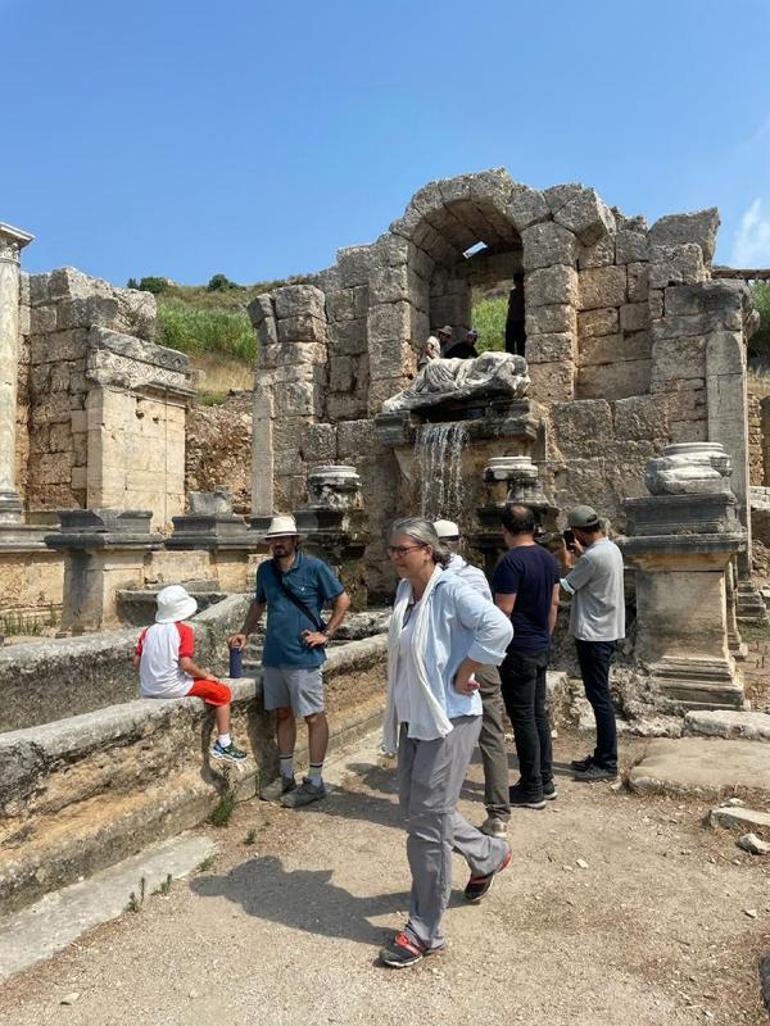 Antik çeşmeden 1800 yıl sonra su aktı