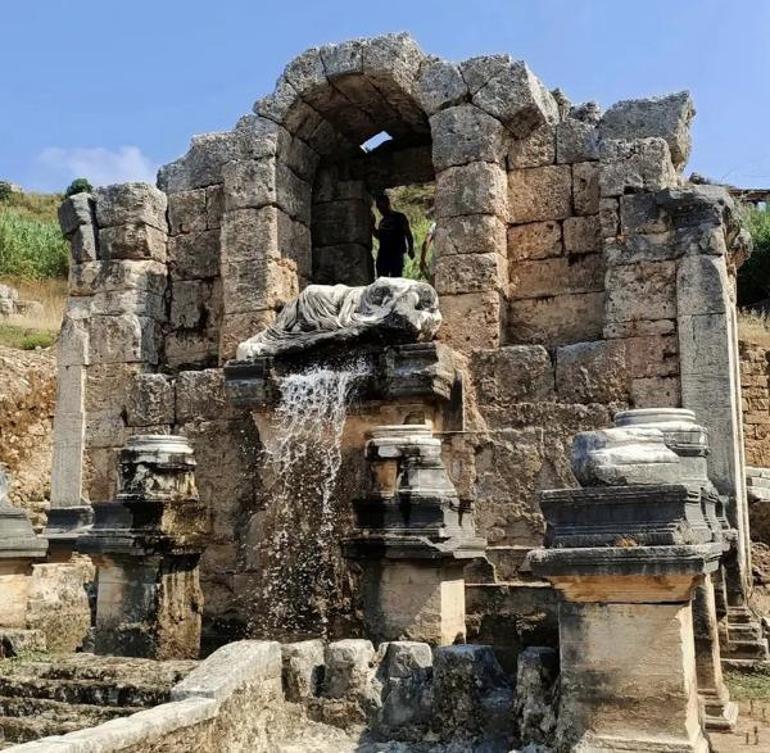 Antik çeşmeden 1800 yıl sonra su aktı