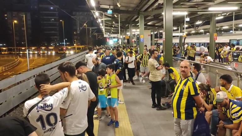 Yolda kalan Fenerbahçeli taraftarlardan Marmarayda protesto; ek sefer düzenlendi