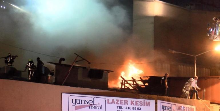 Zeytinburnunda sanayi sitesinde hırdavat dükkanı alev alev yandı