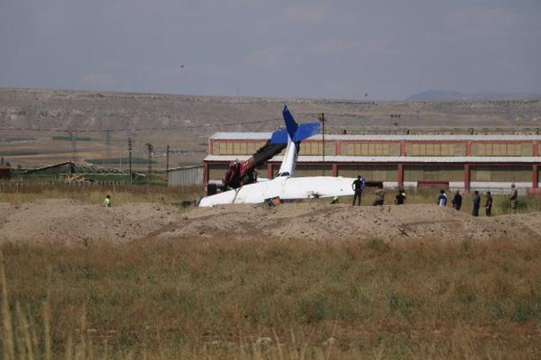 Afyonkarahisarda kaza kırıma uğrayan uçağın enkazı kaldırılıyor