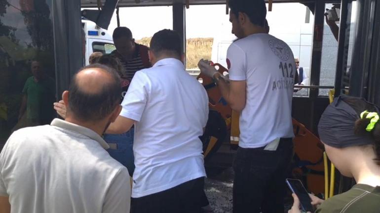 Arnavutköyde demir yüklü kamyon İETT otobüsünü biçti: 5 yaralı