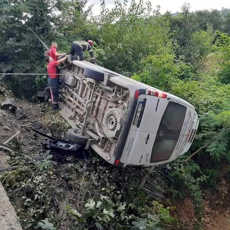 Minibüs, köprünün korkuluğuna çarpıp devrildi: 8 yaralı