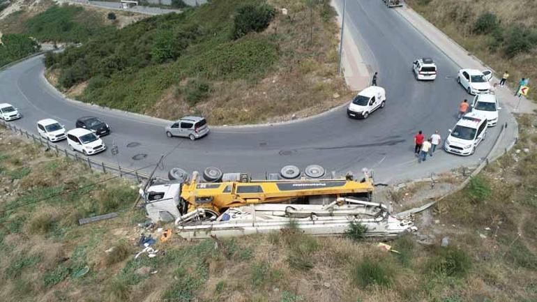 Başakşehirde beton pompası taşıyan kamyon devrildi
