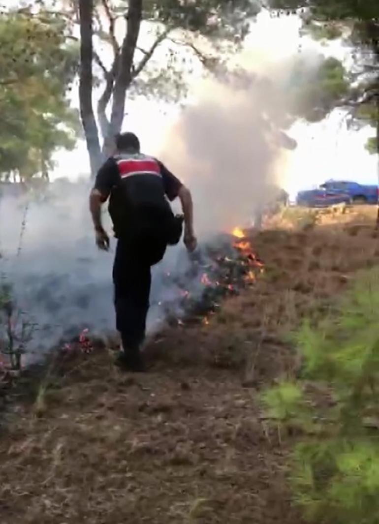 Orman yangınını ayaklarındaki botlarla söndürmeye çalıştılar