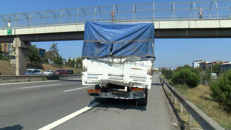 Sultanbeylide iki kamyon çarpıştı: 1 ölü