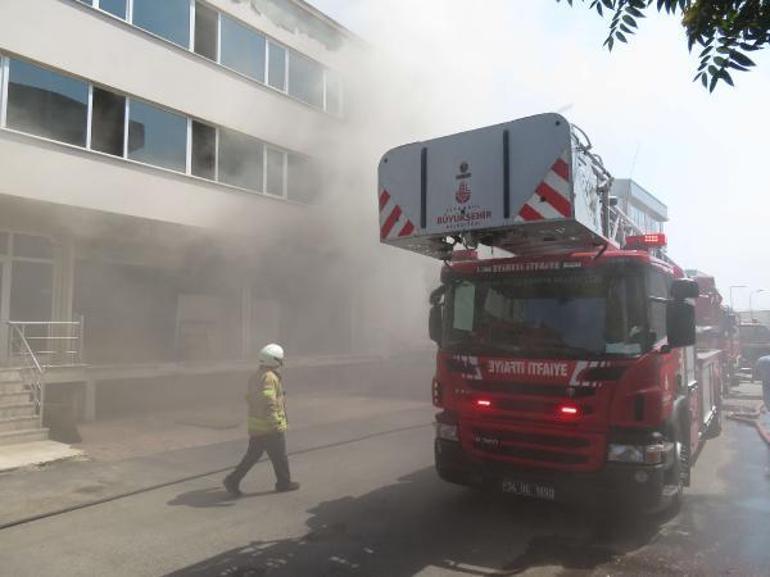 Mobilya imalathanesinde çıkan yangında esnaf  çalışanlara ayran ikram etti