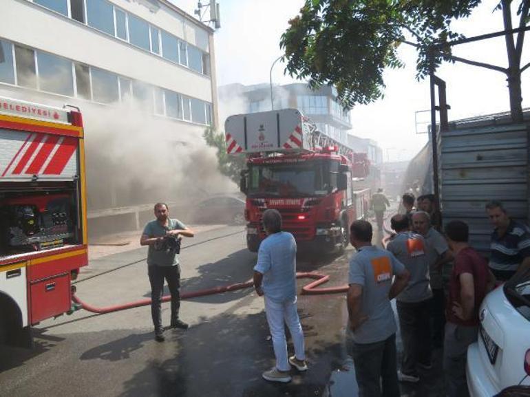 Mobilya imalathanesinde çıkan yangında esnaf  çalışanlara ayran ikram etti