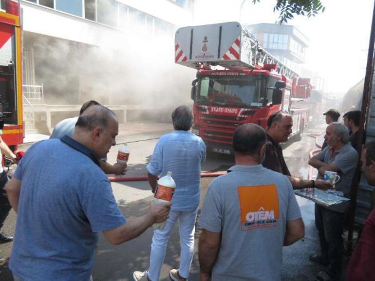 Mobilya imalathanesinde çıkan yangında esnaf  çalışanlara ayran ikram etti