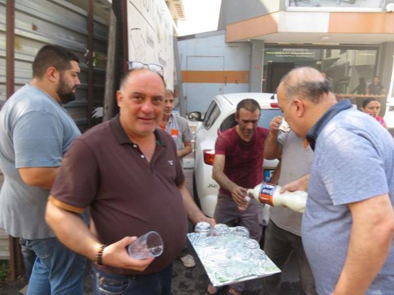 Mobilya imalathanesinde çıkan yangında esnaf  çalışanlara ayran ikram etti