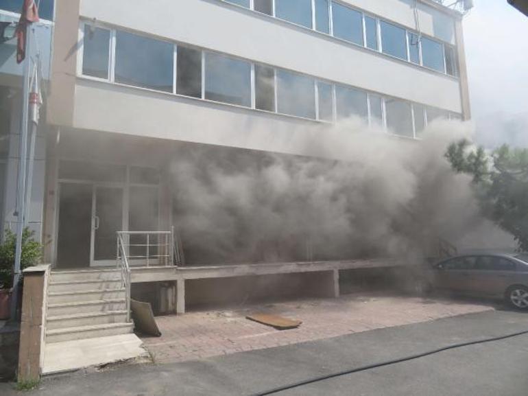 Mobilya imalathanesinde çıkan yangında esnaf  çalışanlara ayran ikram etti