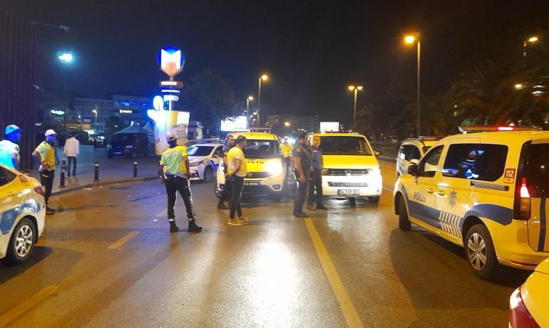 Fatihte 8 kişilik minibüste 18 kaçak göçmen yakaladı