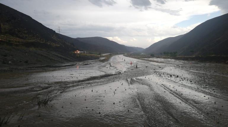 Erzincan-Sivas karayolu heyelan nedeniyle ulaşıma kapattı