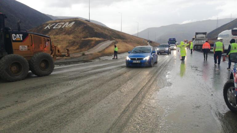 Erzincan-Sivas karayolu heyelan nedeniyle ulaşıma kapattı