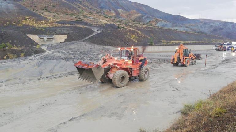 Erzincan-Sivas karayolu heyelan nedeniyle ulaşıma kapattı