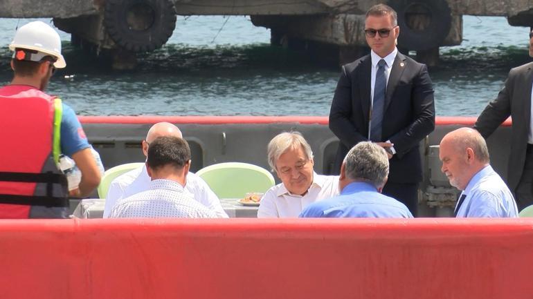 BM Genel Sekreteri Guterres tahıl gemisindeki incelemelere katıldı