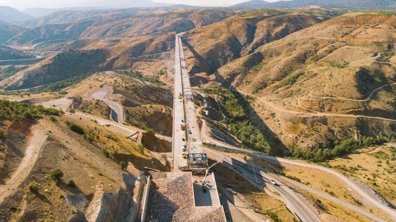 Türkiyenin en yüksek ayaklı viyadüğünde sağ ve sol tabliye imalatı tamam