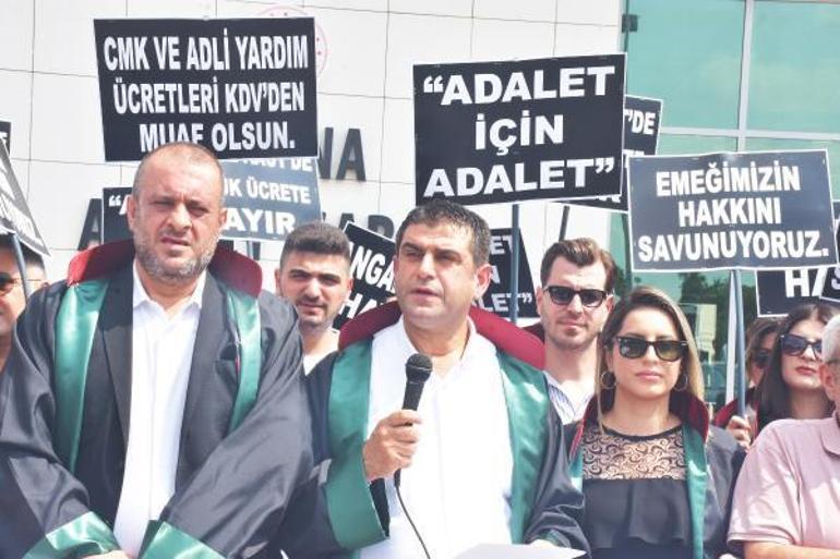 Adana Barosu avukatlarından adliye önünde ücret tarifesi eylemi
